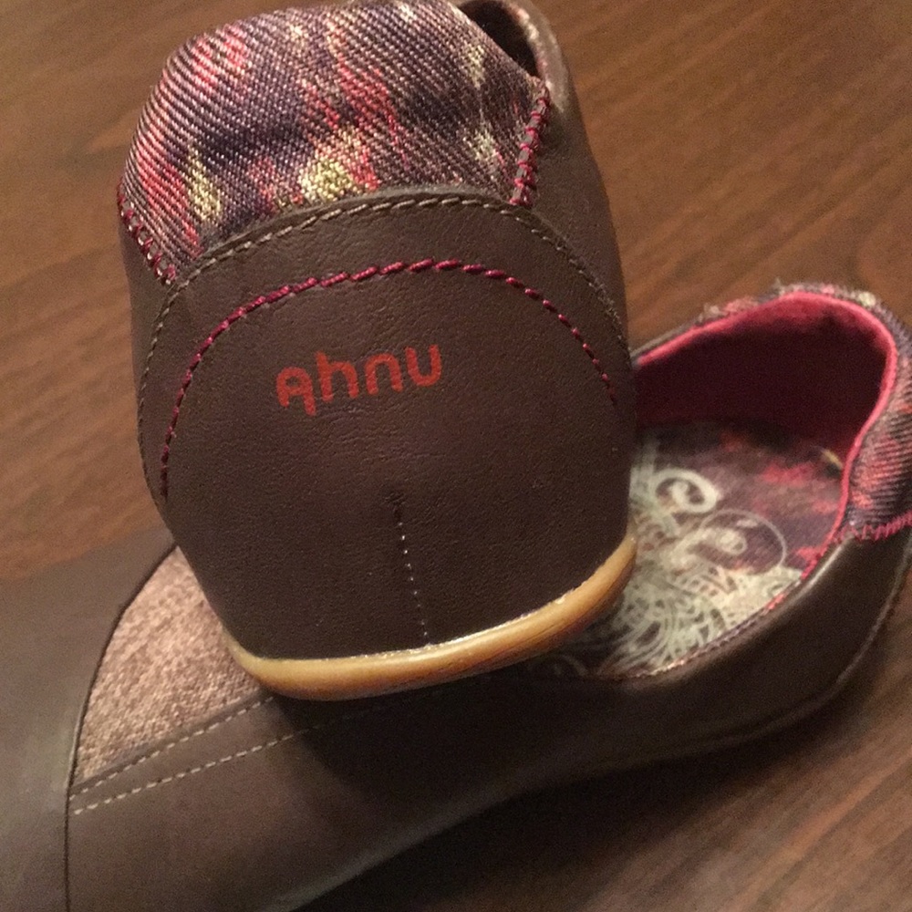Ahnu EUC Women’s Tola Casual slip on shoe size 9.5